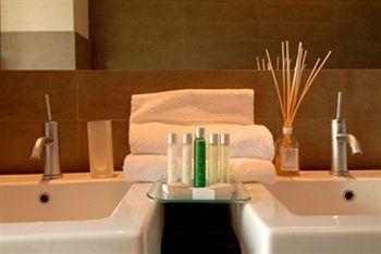 Townhouse 12 Hotel