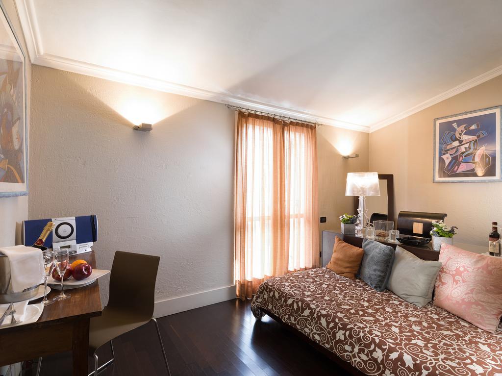 Townhouse 12 Hotel